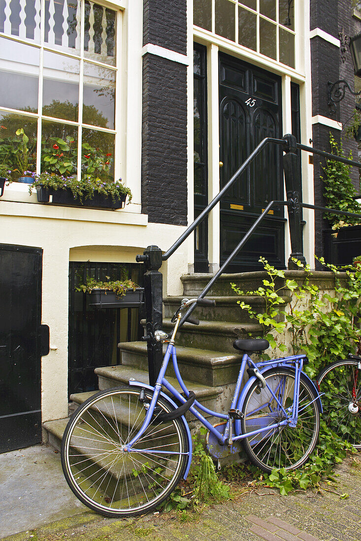 Lila Fahrrad vor einem Haus an der Brouwersgracht; Amsterdam Niederlande