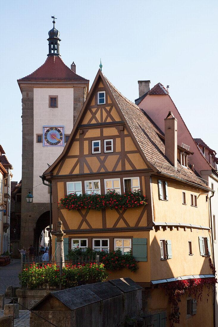 Ein Gebäude und Turm mit einer Uhr; Rothenburg Ob Der Tauber Bayern Deutschland