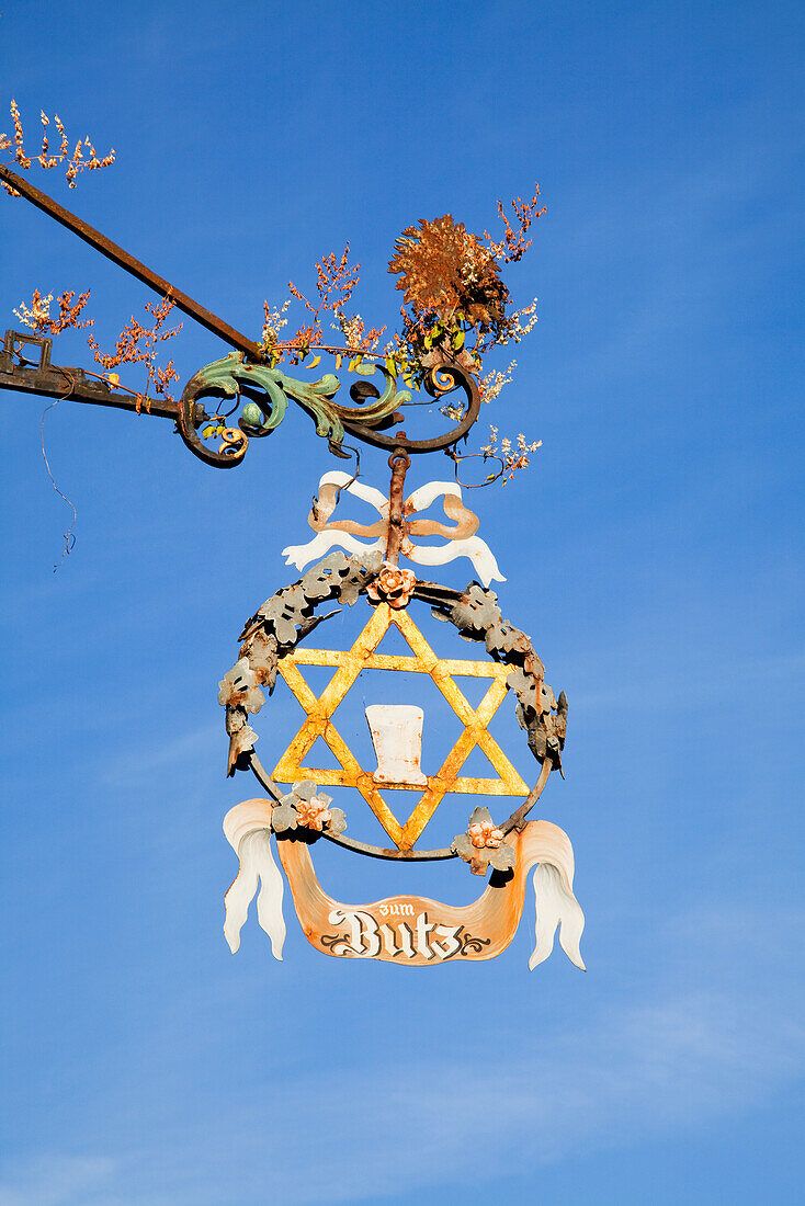 Hängeschild mit goldenem Davidstern vor blauem Himmel; Rothenburg Ob Der Tauber Bayern Deutschland