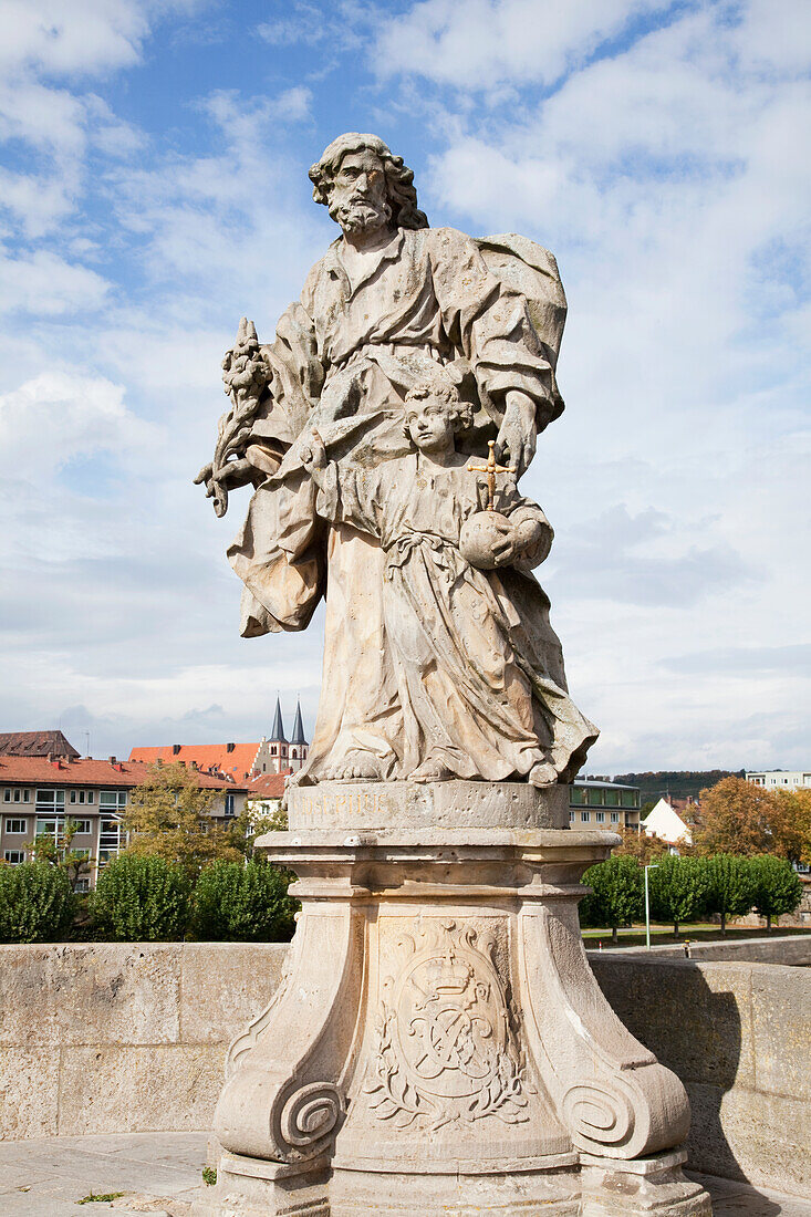 Statue auf der Alten Brücke über den Main; Würzburg Bayern Deutschland
