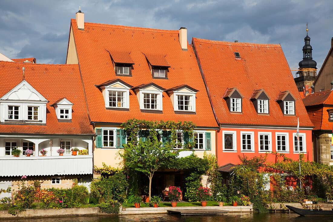 Gebäude entlang des Flusses Regnitz; Bamberg Bayern Deutschland