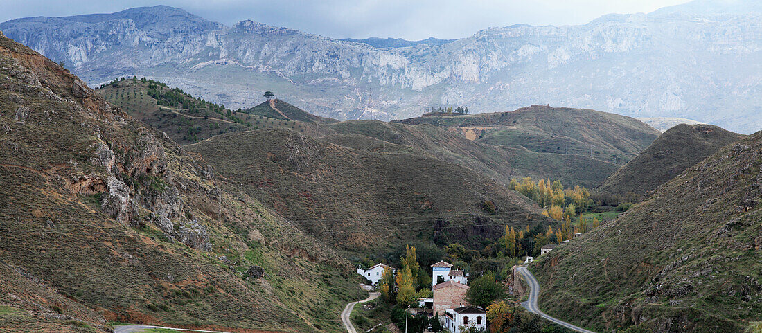Häuser im Tal am Rande von Antequera; Antequera Andalusien Spanien