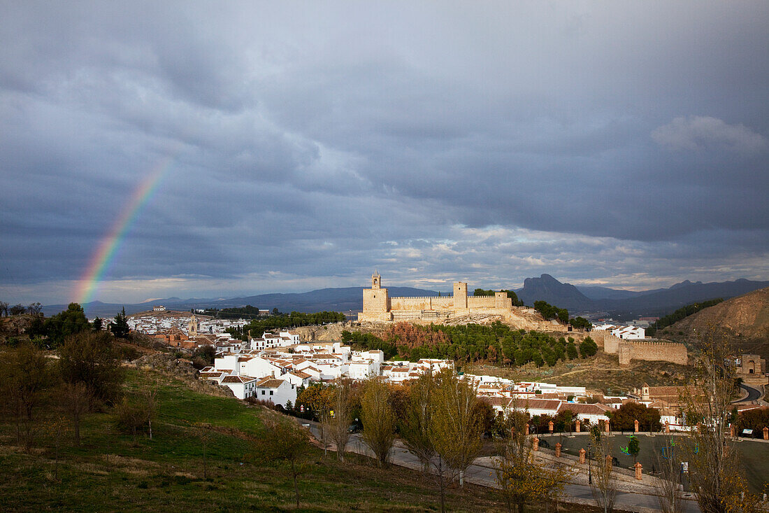 Regenbogen am Himmel über der alten maurischen Burg; Antequera Andalusien Spanien