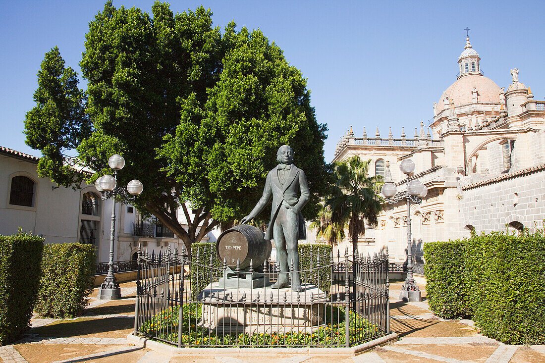 Die Statue von Tio Pepe mit der Kathedrale im Hintergrund; Jerez De La Frontera Andalusien Spanien