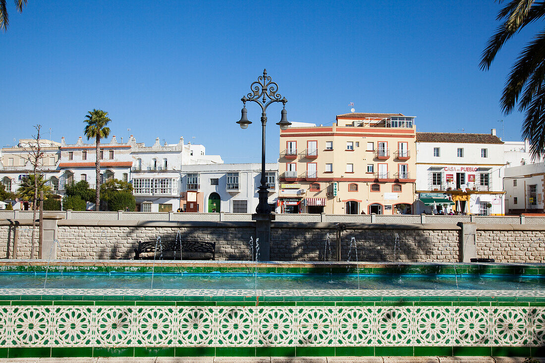 Bunte Kacheln auf einem Wasserbrunnen in einem städtischen Gebiet; Chiclana De La Frontera Andalusien Spanien