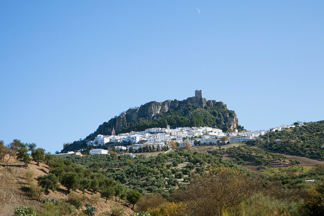 Eine Stadt mit weißen Häusern auf einem Hügel und blauem Himmel; Zahara Andalusien Spanien