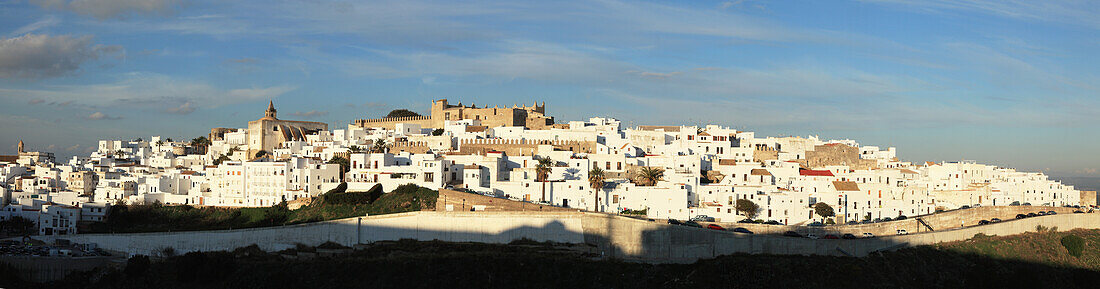 Stadtbild aus weißen Gebäuden; Vejer De La Frontera Andalusien Spanien