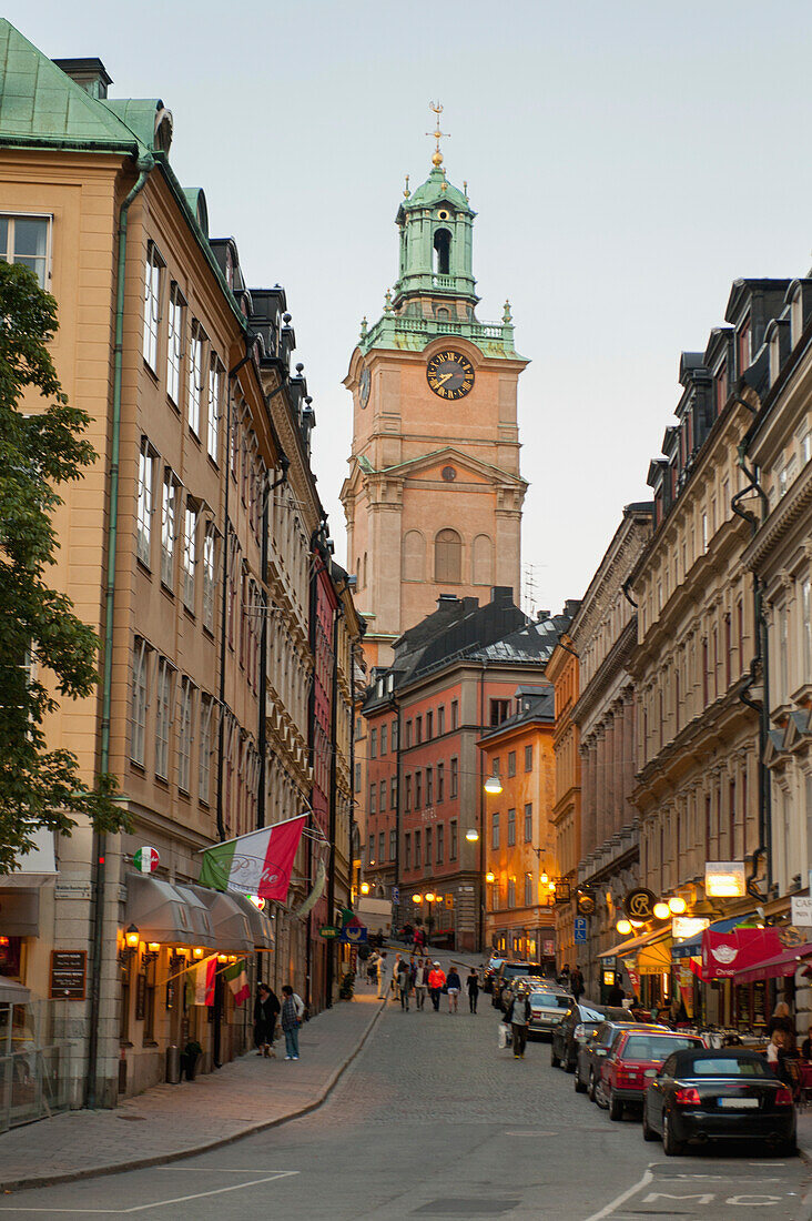 Eine belebte Straße und ein Uhrenturm auf einem Gebäude; Stockholm Schweden