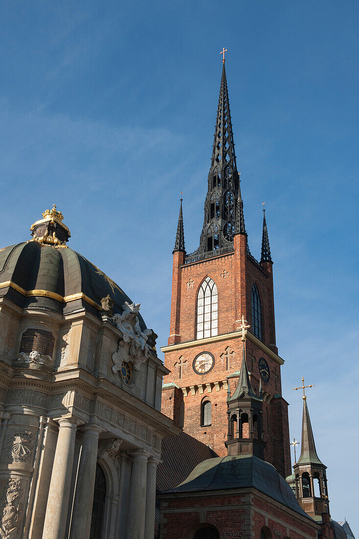Turm eines Kirchengebäudes vor blauem Himmel in der Altstadt; Stockholm Schweden