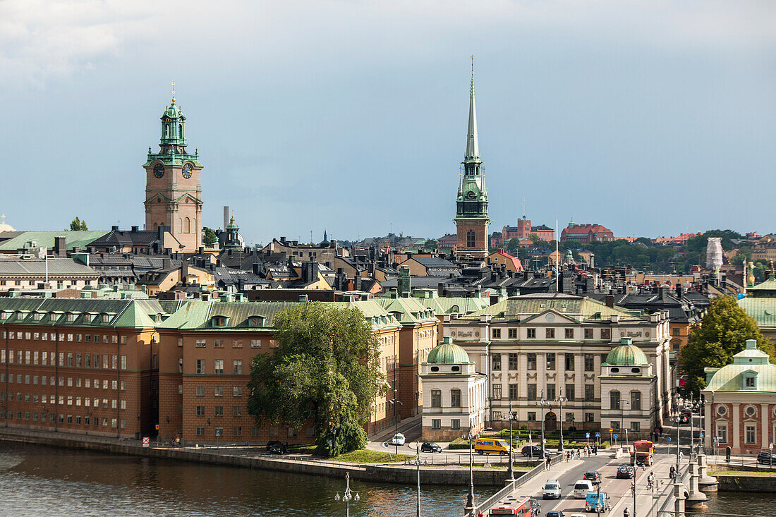 Stadtbild und Straße, die über das Wasser führt; Stockholm Schweden