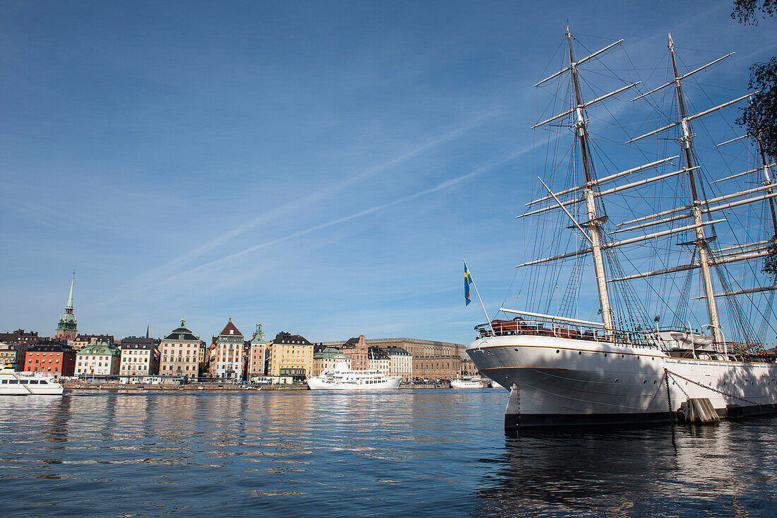 Boote im Wasser mit Blick auf Gebäude auf der anderen Seite des Wassers; Stockholm Schweden