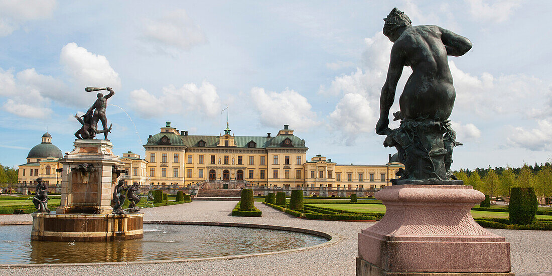 Skulpturen vor Schloss Drottningholm; Stockholm Schweden
