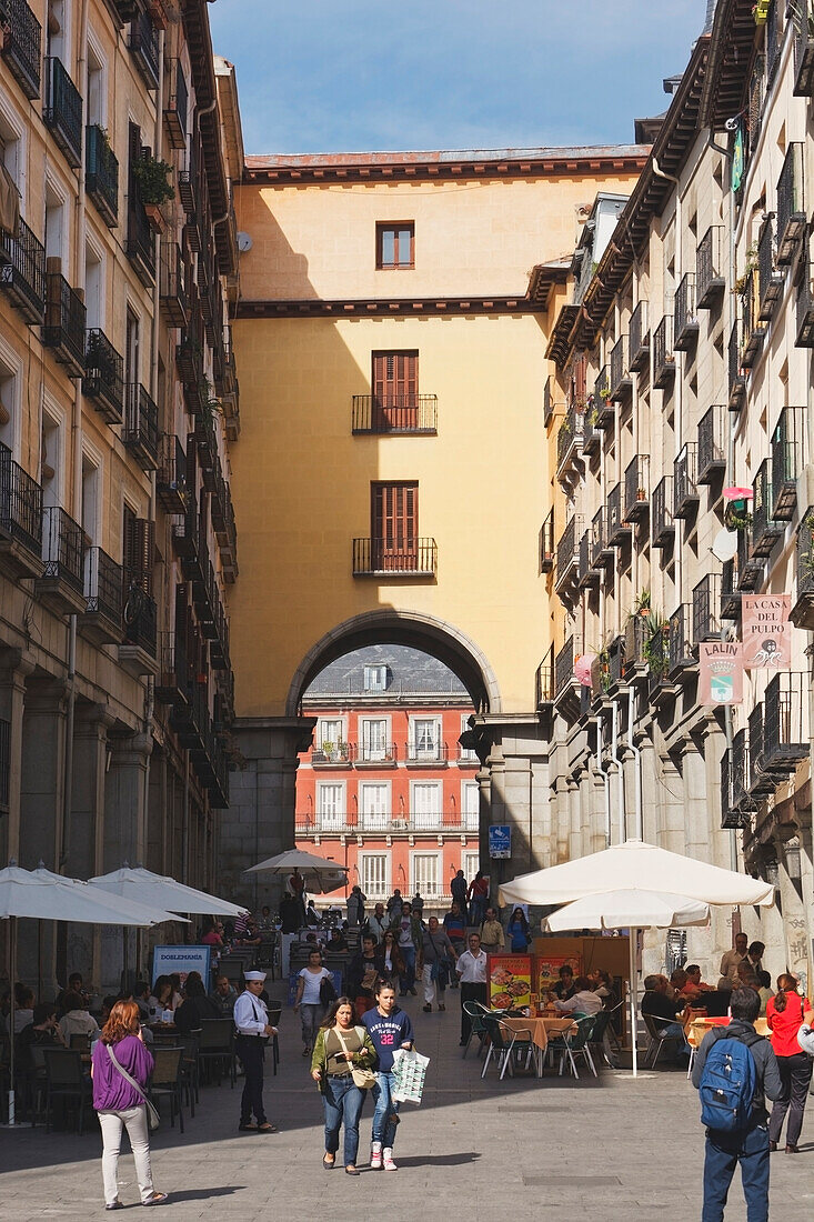 Die Calle Toledo am Eingang zur Plaza Mayor; Madrid Spanien