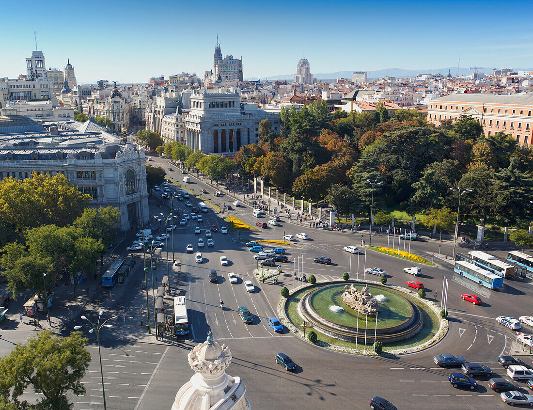 Blick über den Plaza De La Cibeles und die Calle De Alcala hinauf; Madrid Spanien