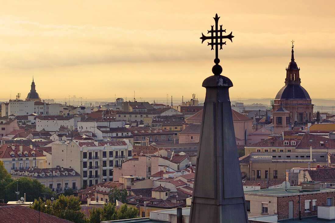 Kuppeln, Türme und Dächer in einer Stadtsilhouette; Madrid Spanien