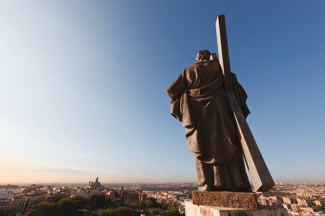 Kathedrale Unserer Lieben Frau von Almudena mit Apostelstatue auf dem Sockel der Kuppel von Luis A. Sanguino; Madrid Spanien