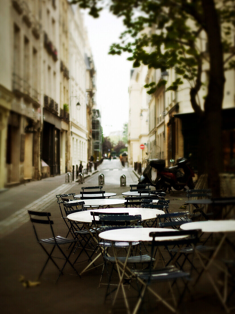 Straßenszene mit Kaffeetischen; Paris Frankreich