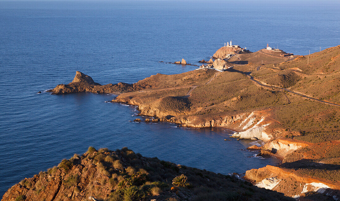 Der Leuchtturm und die Kommunikationsgeräte auf der Landzunge des Naturparks Cabo De Gata-Nijar; Cabo De Gata Provinz Almeria Spanien