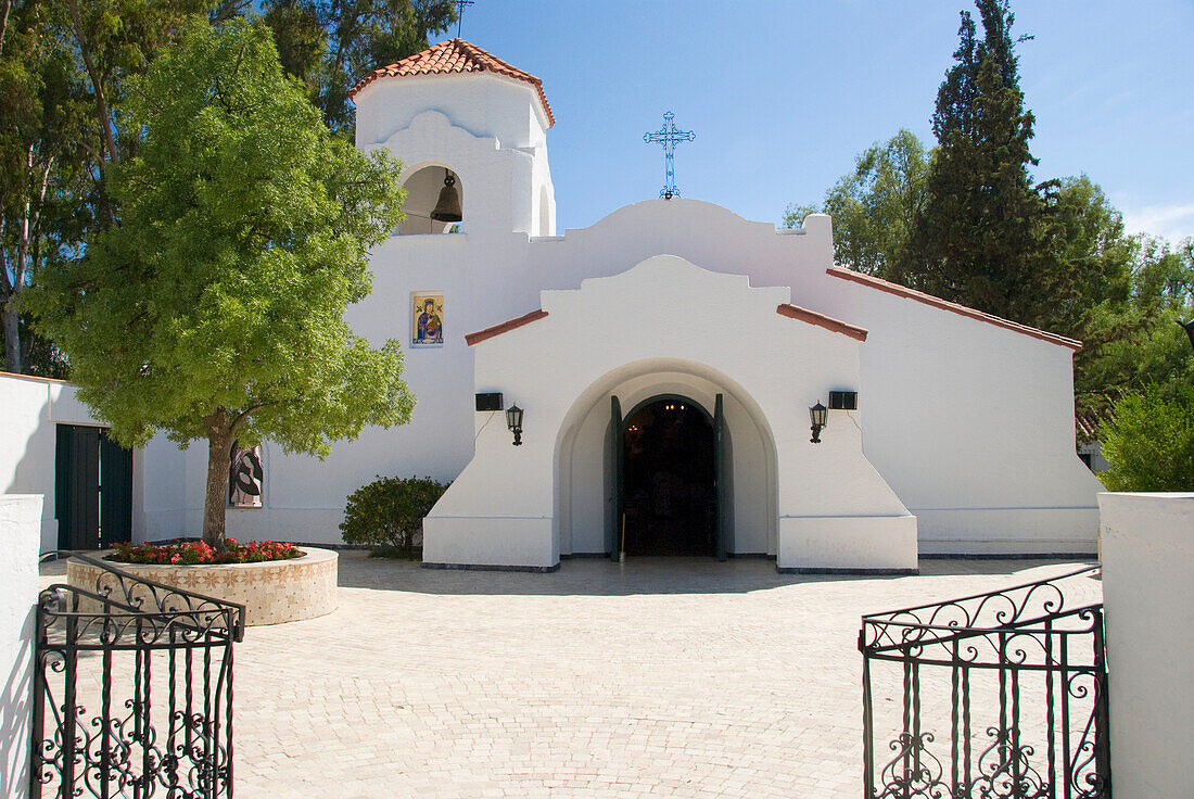 Kirche mit weiß getünchtem Gebäude; Chacras De Coria Mendoza Argentinien