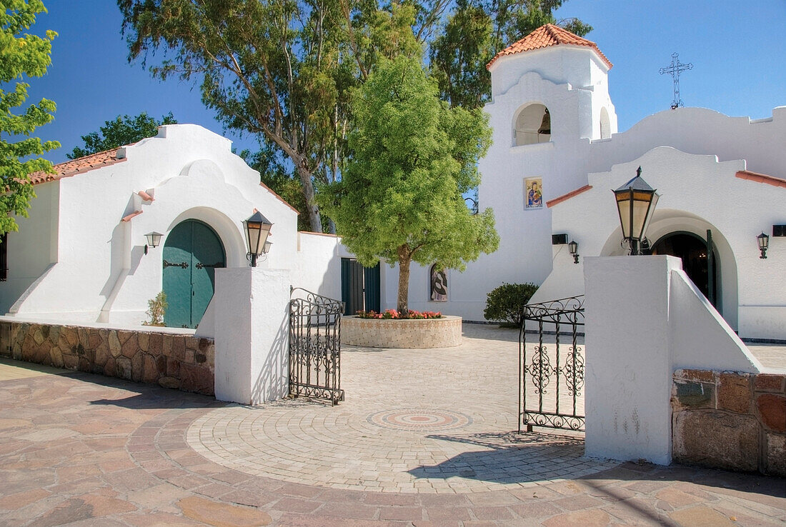 Kirche mit weißgetünchtem Gebäude und Steinzaun; Chacras De Coria Mendoza Argentinien