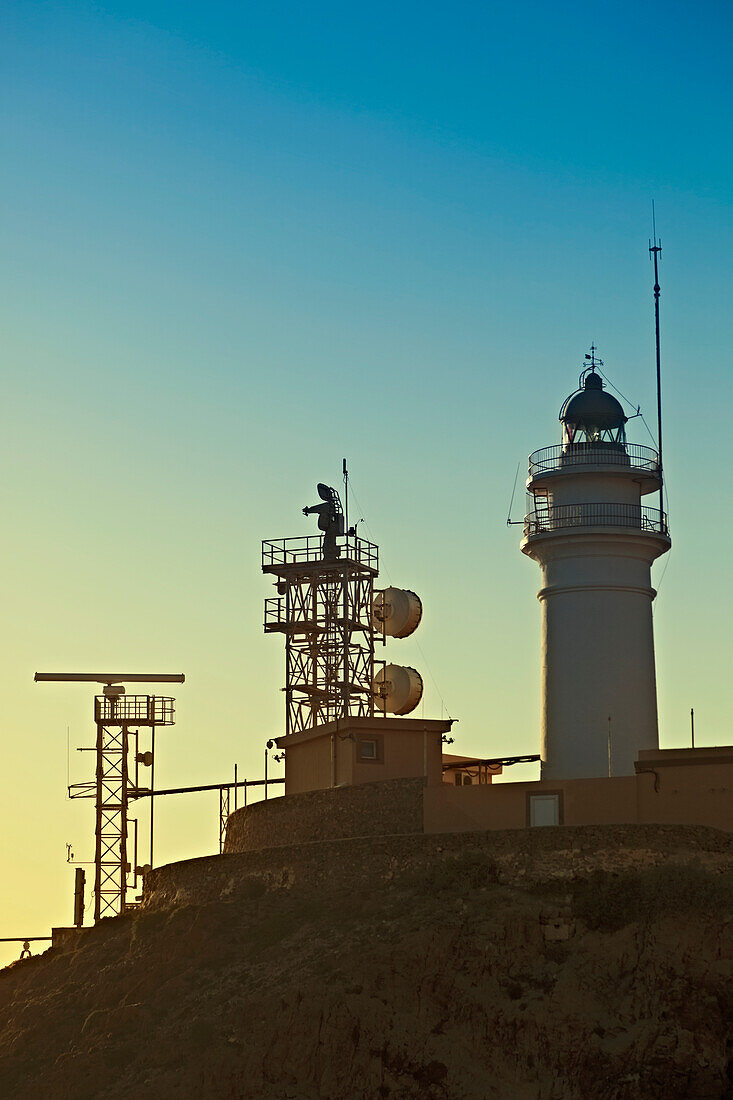 Leuchtturm und Kommunikationsgeräte auf der Landzunge im Naturpark Cabo De Gata-Nijar; Cabo De Gata Provinz Almeria Spanien
