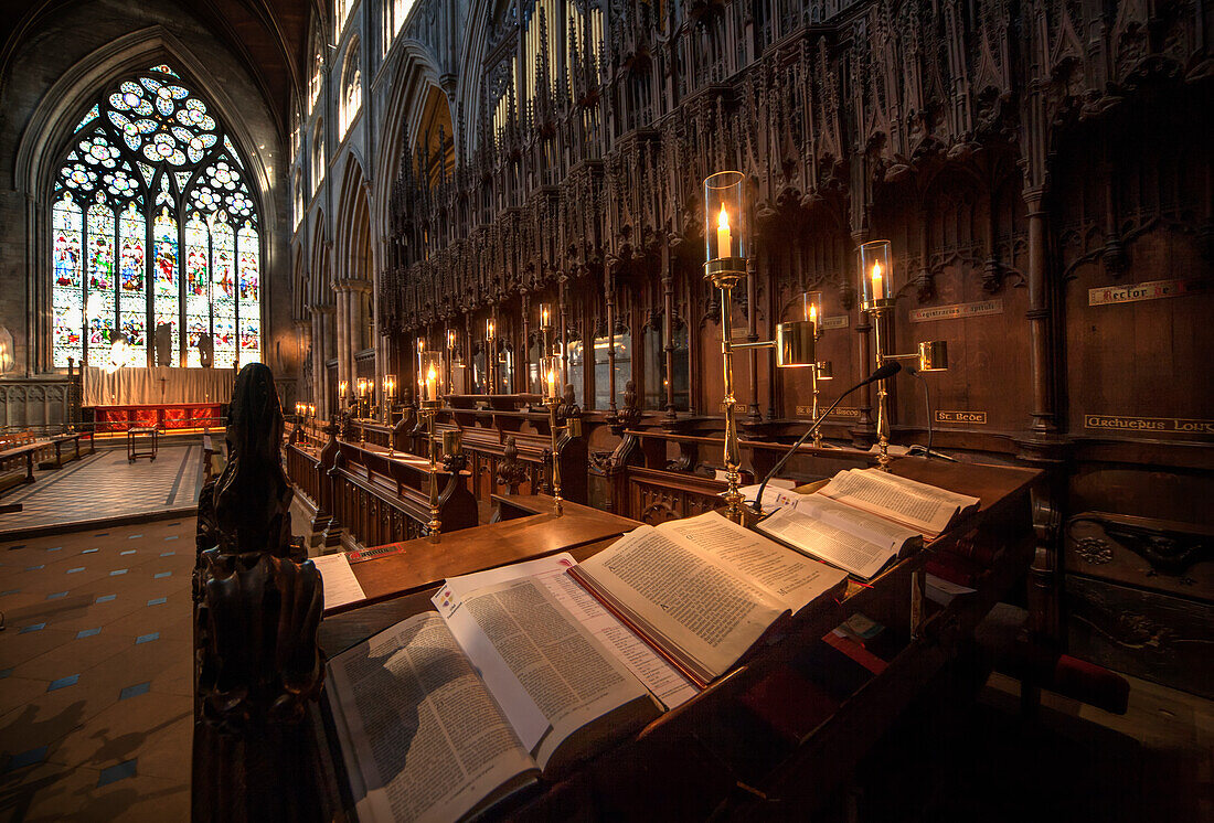 Offene Bibeln und beleuchtete Kerzen in der Kathedrale von Ripon; Ripon Yorkshire England