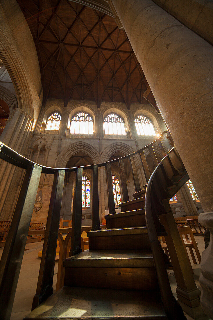 Geschwungene Holztreppe in der Kathedrale von Ripon; Ripon Yorkshire England