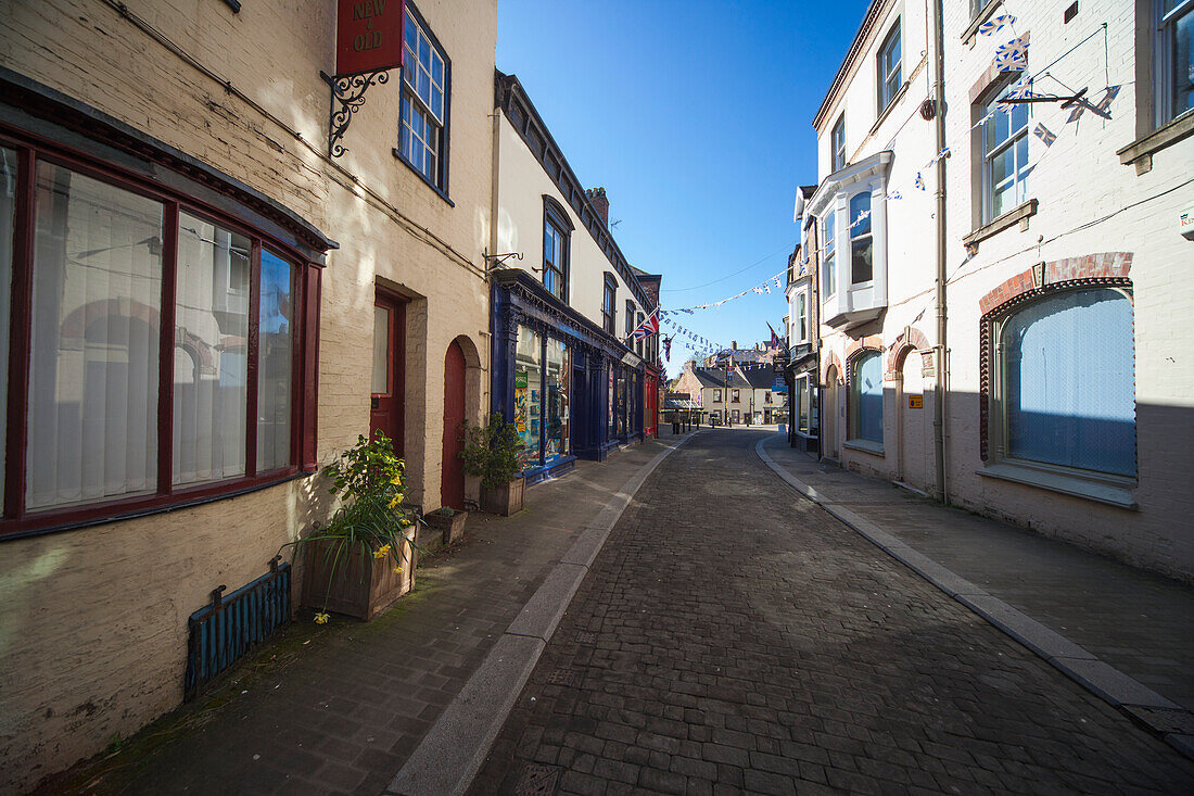 Eine schmale Straße zwischen Gebäuden; Ripon Yorkshire England