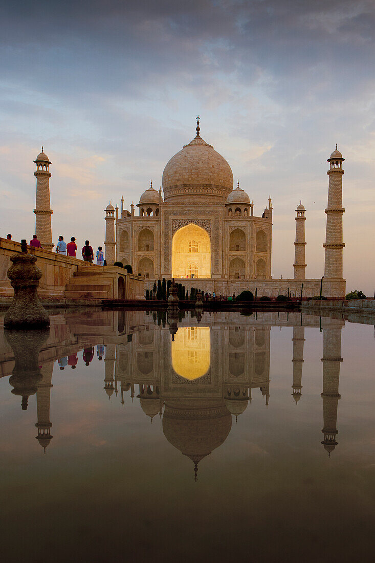 Touristen besuchen das Taj Mahal in der Abenddämmerung; Agra Uttar Pradesh Indien