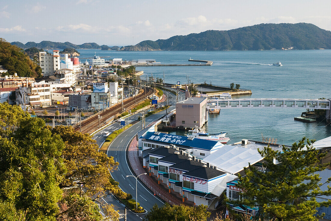 Die Küstenstraße und die Brücke zur Perleninsel; Toba Mie Japan