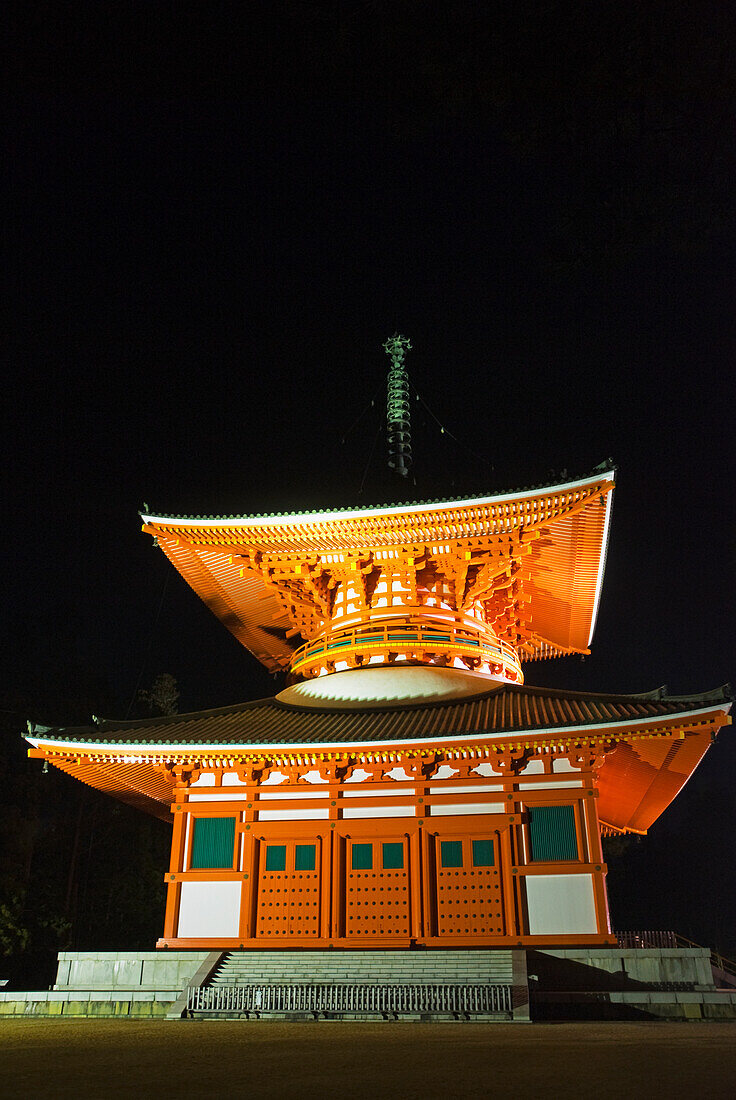 Japanische Pagode bei Nacht von Scheinwerfern beleuchtet; Koyasan Wakayama Japan