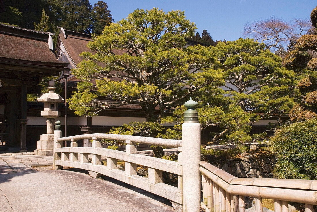 Steinbrücke am Eingang eines japanischen Tempels; Koyasan Wakayama Japan