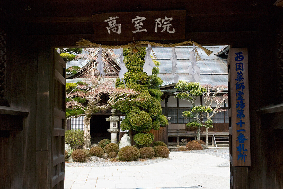 Japanischer Tempelgarten durch das Eingangstor gesehen; Koyasan Wakayama Japan