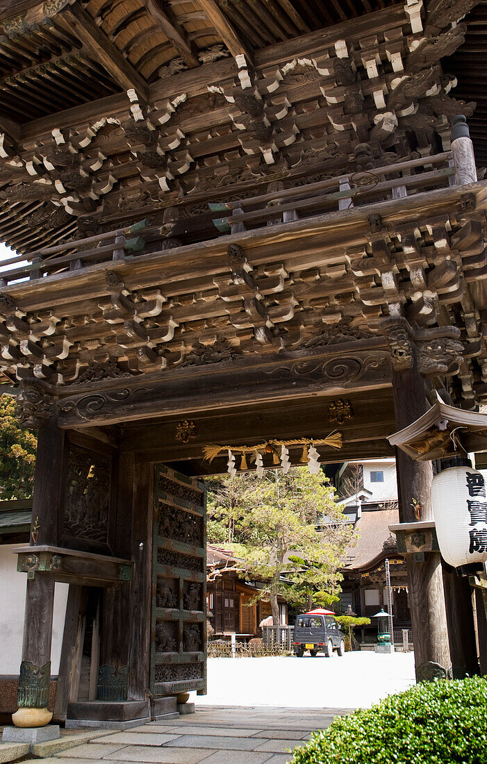 Eingangstor eines japanischen Tempels; Koyasan, Wakayama, Japan