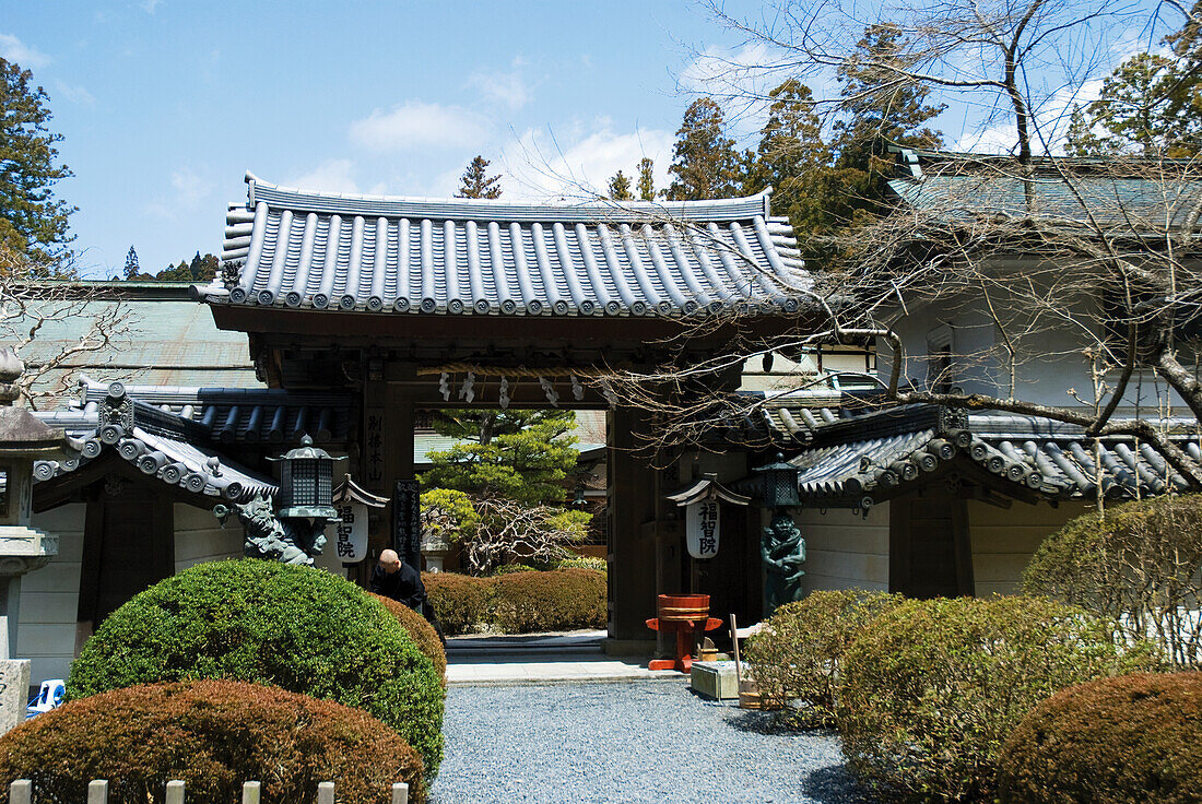 Japanisches Tempel-Eingangstor; Koyasan, Wakayama, Japan