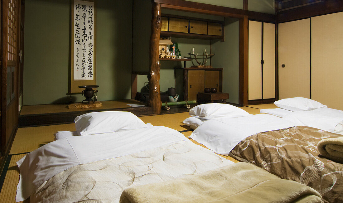 Drei Futons Betten bereit für die Nacht in einem traditionellen japanischen Haus; Nara, Japan