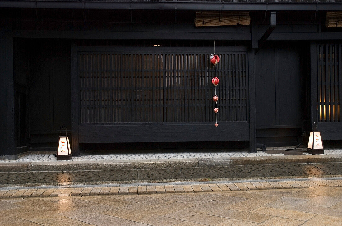 Traditionelles dunkles Holzgebäude; Kyoto, Japan