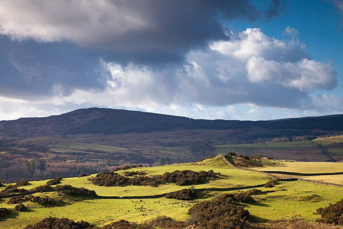 Wolken über den Bergen; Dumfries Schottland