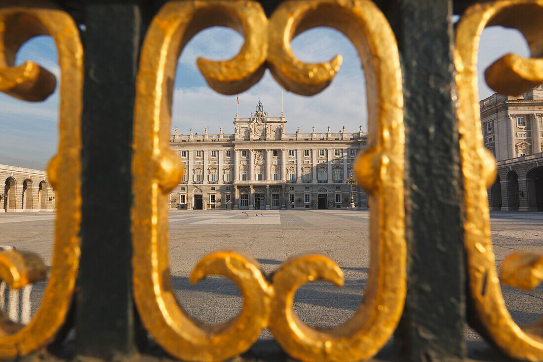 Der Königspalast durch goldfarbene Details eines Metallzauns gesehen; Madrid Spanien