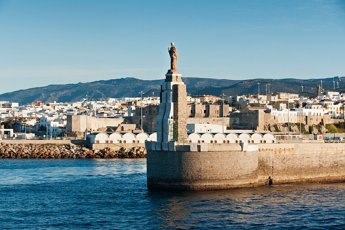 Statue von El Santo im Hafen von Tarifa; Tarifa Cadiz Andalusien Spanien