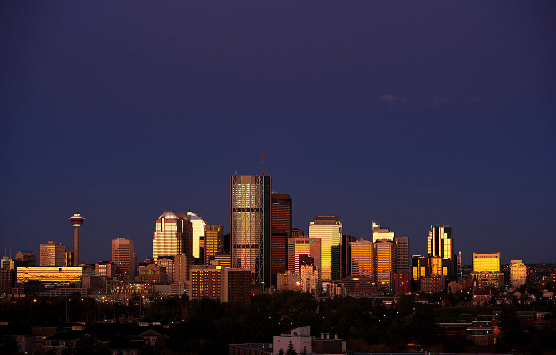 Skyline bei Sonnenaufgang; Calgary, Alberta, Kanada