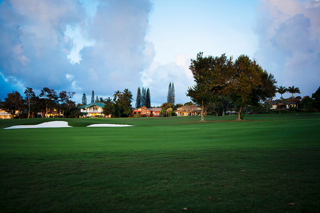 Der Küsten-Makai-Golfplatz bei Sonnenuntergang; Princeville, Kauai, Hawaii