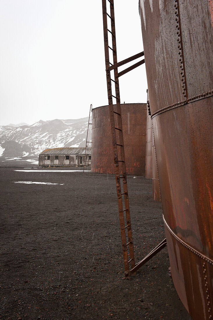 Walöltanks in der Walfängerbucht; Deception Island, Südliche Shetlandinseln, Antarktis