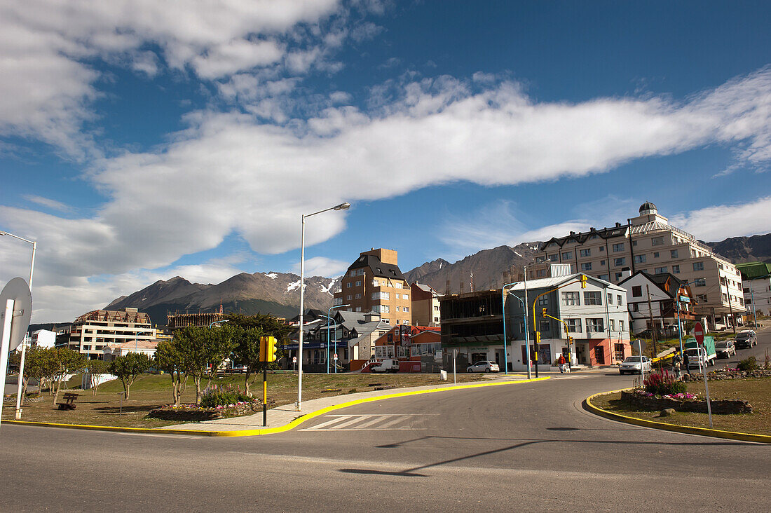 Gebäude in der Stadt mit Bergen im Hintergrund; Ushuaia, Tierra Del Fuego, Argentinien