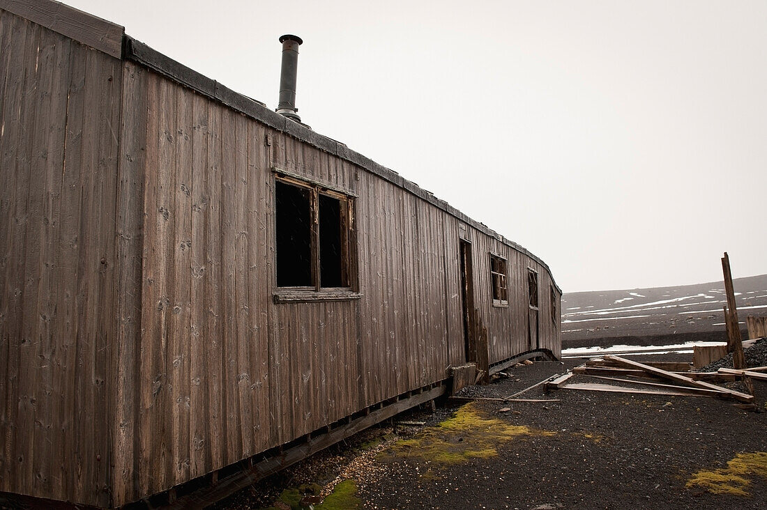 Ein altes Gebäude an der Whalers Bay; Deception Island, Südliche Shetlandinseln, Antarktis