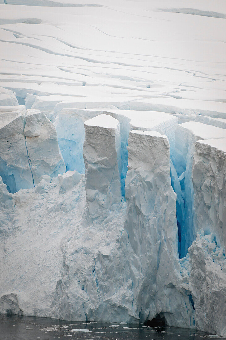 Risse am Rande eines Eisbergs; Antarktis