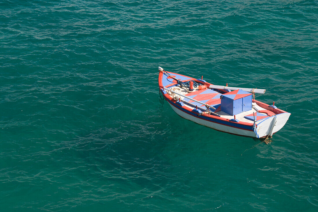 Ein Boot beim Anlegen im Wasser; Mitakas, Insel Milos, Griechenland