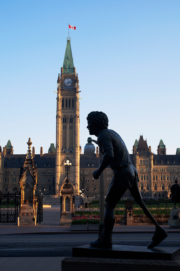 Parlamentsgebäude von Kanada mit einer Terry Fox Statue im Vordergrund; Ottawa Ontario Kanada
