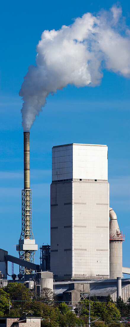 Rauch aus einem Turm einer Fabrik; Barns Ness Scottish Borders Schottland