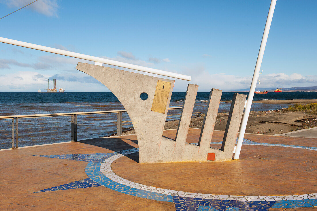 Strandskulptur mit der Magellanstraße im Hintergrund; Punta Arenas Chile